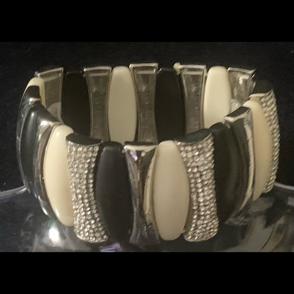 Pre-owned, gently used stretch black, white and silver sparkle bracelet. - Picture 8 of 10